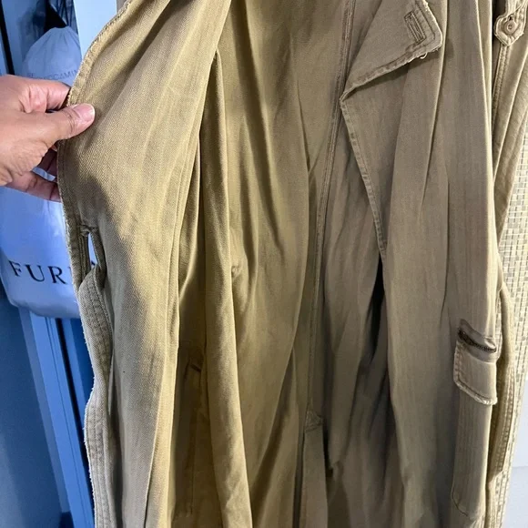 FREE PEOPLE TAN TRENCH COAT… SIZE MEDIUM… OVERSIZED FIT… EXCELLENT LIKE NEW…